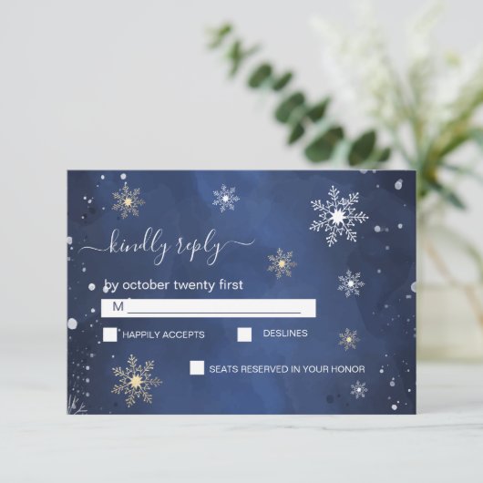 Moderne Schneeflocken Winter Navy und Gold RSVP Karte (Stehend Vorderseite)