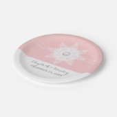 Moderne Schneeflockenpink, weiße Winterhochzeit Pappteller (Schrägansicht)