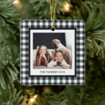 Moderne Schreibmaschine | Zwei Fotos auf Black Gin Keramikornament<br><div class="desc">Diese schlichte und stilvolle Plakette enthält Namen, Jahr oder andere persönliche Phrasen in Schreibmaschinentexten, mit zwei Ihrer bevorzugten persönlichen Fotos. Der Hintergrund ist mit einem schwarzen Gingham-Muster dekoriert. Sie können den Text ganz einfach ändern, um ihn für eine Großmutter oder Großmutter, einen Ehemann oder eine Ehefrau oder für jeden anderen,...</div>