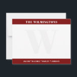 Moderne Schreibwaren mit Familiennamen in dunkelro Mitteilungskarte<br><div class="desc">Dieses Design enthält Platz für Namen in den fetten Bändern oben und unten mit einem verblassten Monogramm im Hintergrund. Klicken Sie auf die Schaltfläche "Anpassen", wenn Sie die Designelemente anpassen und / oder den Text weiter ändern möchten! Variationen dieses Designs, zusätzliche Farben sowie passende Produkte sind in unserem Shop erhältlich...</div>