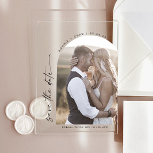 Moderne Schrift Bogen Foto Hochzeit Termin Karte Acryleinladungen