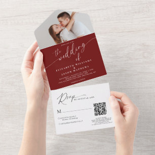 Moderne Schrift Burgunderroter Foto-QR-Code Hochze All In One Einladung