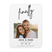 Moderne Schrift endlich Foto Save the Date Magnet (Vertikal)
