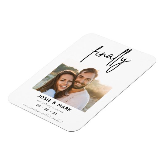 Moderne Schrift endlich Foto Save the Date Magnet (Linke Seite)