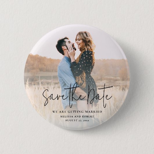 Moderne Schrift Foto Hochzeit Save-the-Date Erinne Button (Vorderseite)