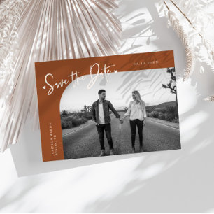 Moderne Schrift Herz Terrakotta gebogener Rahmen F Save The Date