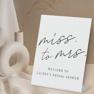 Moderne Schrift 'Miss to Mrs.' Willkommen zum Brau Sockelschild