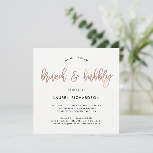 Moderne Schrift | Rose Gold Brunch und Bubbly Einladung (Stehend Vorderseite)