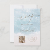Moderne Schrift Sand Herzen QR Code Strandhochzeit RSVP Karte (Vorderseite)