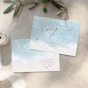 Moderne Schrift Sand Herzen Strand Hochzeit RSVP Karte