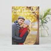 Moderne Schrift | Save the Date Couple Foto Card (Stehend Vorderseite)