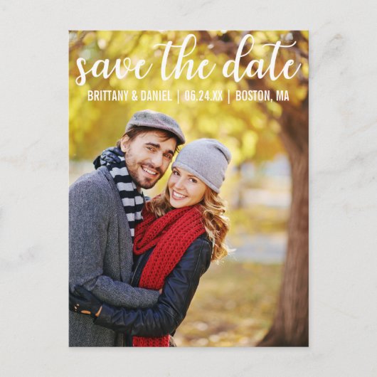 Moderne Schrift | Save the Date Couple Foto Postkarte (Vorderseite)
