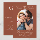 Moderne Schrift Terrakotta-Foto-Monogramm Save The Date (Vorne/Hinten)