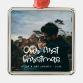Moderne Schrift Unser erstes Weihnachtsfest-Foto Ornament Aus Metall (Vorne)