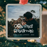 Moderne Schrift Unser erstes Weihnachtsfest-Foto Ornament Aus Metall<br><div class="desc">Eine moderne Typografie für diese Foto-Ziersammlung. So passen Sie sich an Ihr Lieblingsbild an. Sie können die Farbe des Schriftartes auch ganz nach Ihren Wünschen ändern.</div>