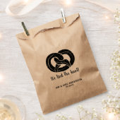 Moderne Schrift Wir tippten die Knot-Pretzel-Hochz Geschenktütchen (Ausgeschnitten)