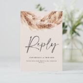 Moderne schwarz chic rustikale Pampas Gras Hochzei RSVP Karte (Stehend Vorderseite)