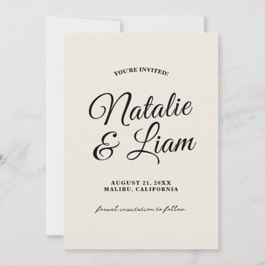 Moderne Schwarz & Creamy Funky Bold Retro Wedding Save The Date (Rückseite)