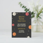 Moderne schwarz-gelbe Sterne und Planeten Geburtst Einladung (Stehend Vorderseite)