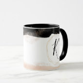 Moderne Schwarz-Gold-Monogramm Tasse (VorderseiteRechts)