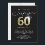Moderne schwarz-goldene Erwachsene Überraschung 60 Einladung<br><div class="desc">Moderne Shhh,  es ist eine überraschende 60. Geburtstagsfeier Einladung mit stilvollem Drehbuch und Imitate Gold Glitzer Nummer 60 und Ihr Party Details über schwarzen Hintergrund,  einfach und elegant,  große Überraschung Erwachsenenalter Geburtstagseinladung für Männer und Frauen.  
Die schwarze Hintergrundfarbe kann in eine beliebige Farbe geändert werden.</div>