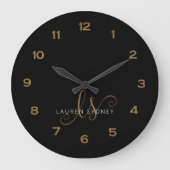 Moderne Schwarz- und Goldskripte Mit Monogramm Große Wanduhr (Vorderseite)