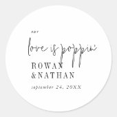 Moderne Schwarz und Weiß Unsere Liebe ist Poppin Runder Aufkleber (Vorderseite)