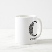 Moderne Schwarz-Weiß-Anfangsbuchstaben C und Name Kaffeetasse (VorderseiteRechts)