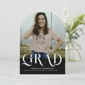 Moderne Schwarz-weiß Arch Foto Graduation Party Einladung (Stehend Vorderseite)