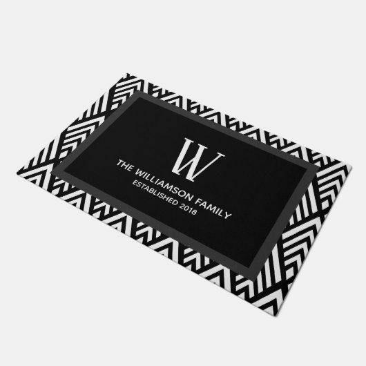 Moderne Schwarz-Weiß-Art-Deco-Pfeile und Familienn Fußmatte (Schrägansicht)