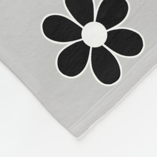 Moderne Schwarz-Weiß-Blume auf Lichtsilber Grau Fleecedecke (Ecke)