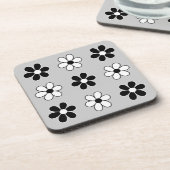 Moderne Schwarz-Weiß-Blume auf Lichtsilber Grau Getränkeuntersetzer (Linke Seite)