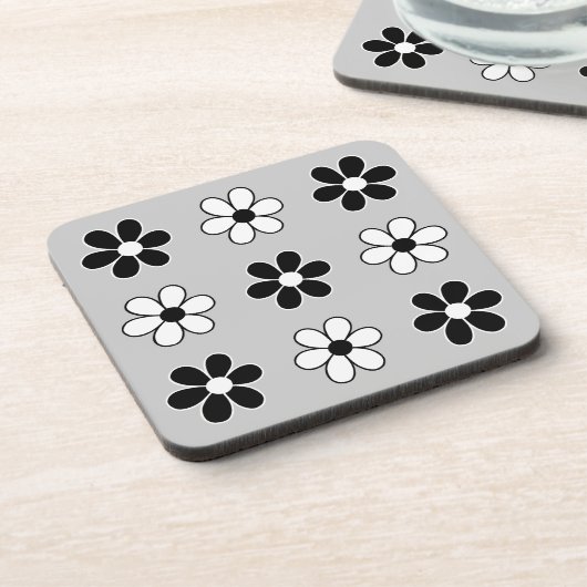 Moderne Schwarz-Weiß-Blume auf Lichtsilber Grau Getränkeuntersetzer (Linke Seite)
