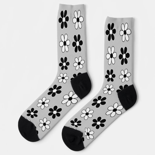 Moderne Schwarz-Weiß-Blume auf Lichtsilber Grau Socken (Linkes Detail)