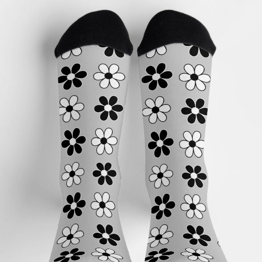 Moderne Schwarz-Weiß-Blume auf Lichtsilber Grau Socken (Oben)