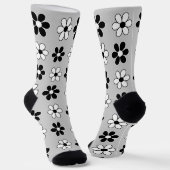 Moderne Schwarz-Weiß-Blume auf Lichtsilber Grau Socken (Gewinkelt)
