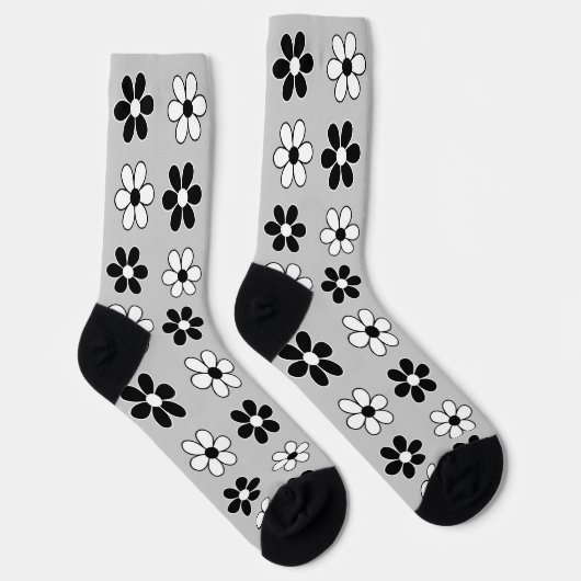 Moderne Schwarz-Weiß-Blume auf Lichtsilber Grau Socken (Rechts)