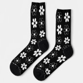 Moderne Schwarz-Weiß-Blume auf Schwarz Socken (Linkes Detail)