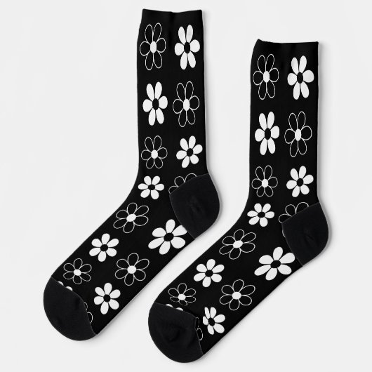 Moderne Schwarz-Weiß-Blume auf Schwarz Socken (Linkes Detail)