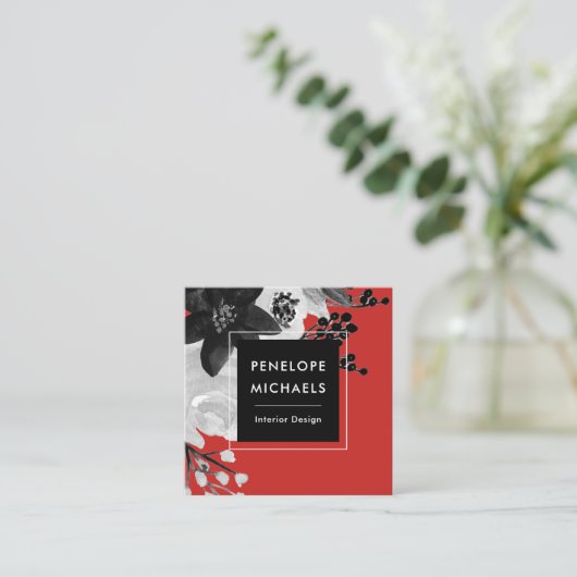 Moderne Schwarz-Weiß-Blüte mit rotem Hintergrund Quadratische Visitenkarte (Stehend Vorderseite)