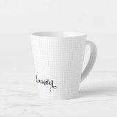 Moderne Schwarz-weiß Checkered Elegante Typografie Milchtasse (Rechte Ecke)