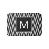 Moderne Schwarz-Weiß-Chevronen mit Monogramm Badematte (Vorderseite)