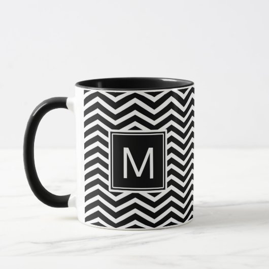 Moderne Schwarz-Weiß-Chevronen mit Monogramm Tasse (Links)