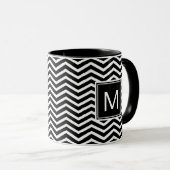 Moderne Schwarz-Weiß-Chevronen mit Monogramm Tasse (VorderseiteRechts)