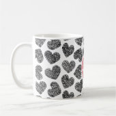 Moderne Schwarz-Weiß-Doodle-Herzen Mit Monogramm Kaffeetasse (Links)