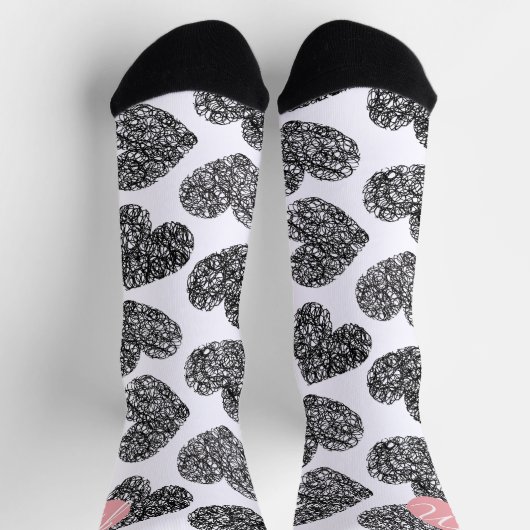 Moderne Schwarz-Weiß-Doodle-Herzen Mit Monogramm Socken (Oben)