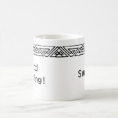 Moderne Schwarz-Weiß-Dreiecke - personalisierte Um Kaffeetasse (Mittel)