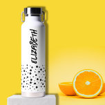 Moderne Schwarz-Weiß-Flasche Trinkflasche<br><div class="desc">Ein lustiges Polka-Dot-Muster betont den Boden dieser Wasserflasche,  personalisiert mit dem vertikal bedruckten Namen,  beiderseits in schicken Buchstaben.</div>