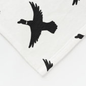 Moderne Schwarz-Weiß-Flying-Ente Fleecedecke (Ecke)