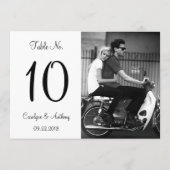 Moderne Schwarz-Weiß-Foto Hochzeitsszene Tischnumm Einladung (Rückseite)